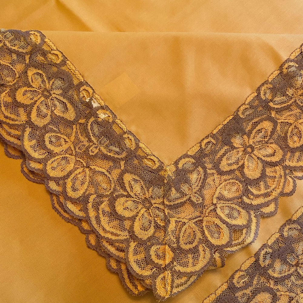 Table cloth w matching napkins  B